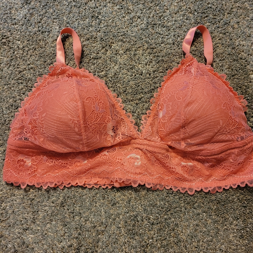 Delta Burke bra